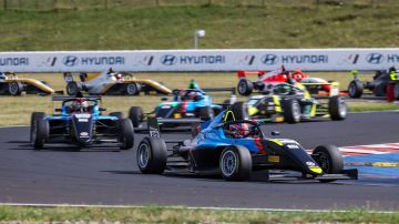 Das Speed Fest in Most wird eine Rekordzahl an Formel-4-Autos und Mika Häkkinens Tochter begrüßen. Das Speed Fest in Most wird eine Rekordzahl an Formel-4-Autos und Mika Häkkinens Tochter begrüßen.
