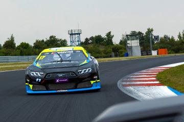 Prezident Petr Pavel usedl za volant NASCARu. Czech Truck Prix &amp; NASCAR 2025 odstartovaly spanilou jízdou