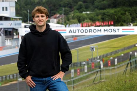 Sportovní jízda s Romanem Staňkem: nový exkluzivní kurz na Autodromu Most