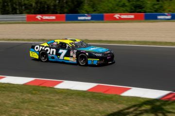 In Most saßen bekannte Persönlichkeiten am Steuer eines NASCAR-Rennwagens. Der Czech Truck & NASCAR Prix bietet Rennen, Shows und ein Programm für die ganze Familie. In Most saßen bekannte Persönlichkeiten am Steuer eines NASCAR-Rennwagens. Der Czech Truck & NASCAR Prix bietet Rennen, Shows und ein Programm für die ganze Familie.