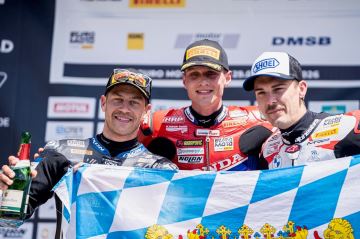 Die Euro Moto macht Station in Most. Die heimischen Fans drücken Štěpán Zud und anderen tschechischen Fahrern die Daumen. Die Euro Moto macht Station in Most. Die heimischen Fans drücken Štěpán Zud und anderen tschechischen Fahrern die Daumen.