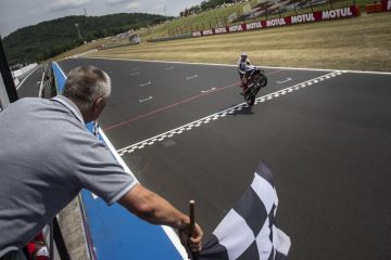 Horká sobota v Mostě: Toprak Razgatlioglu dominoval na autodromu, fanoušci si užívali skvělou atmosféru Horká sobota v Mostě: Toprak Razgatlioglu dominoval na autodromu, fanoušci si užívali skvělou atmosféru